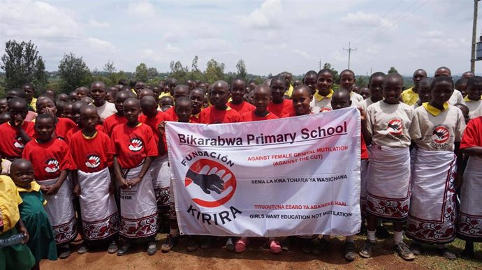 Niñas de Kenia contra la mutilación genital femenina                 