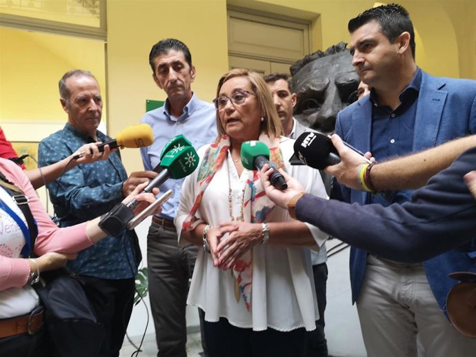 María Luisa Faneca, ante los medios, acompañada de Amaro Huelva y Sebastián Donaire.