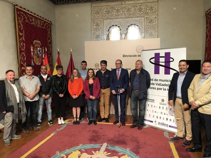 Alcaldes y concejales acomapañan a los representantes de la Diputación y de Asies en la presentación de la Red de Ruedas de Hombres contra la Violencia de Género.