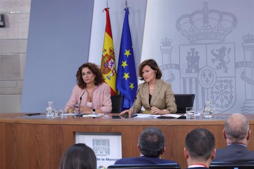 (I-D) La ministra de Hacienda en funciones, María Jesús Montero, y  la vicepresidenta del Gobierno en funciones, Carmen Calvo, comparecen ante los medios de comunicación tras la reunión del Consejo de Ministros en Moncloa, en Madrid (España), a 11 de octu