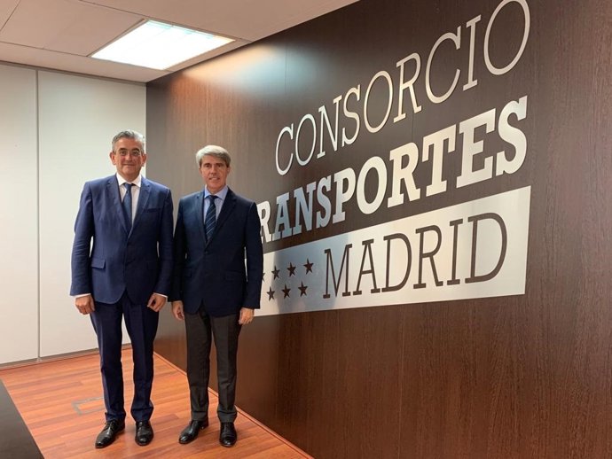 El nuevo gerente del Consorcio Regional de Transportes, Luis Miguel Martínez Palencia, junto al consejero de Transportes, Ángel Garrido, tras ser nombrado como nuevo responsable del organismo.