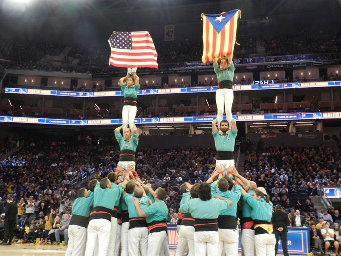 Actuación de los Castellers de Vilafranca en el Chase Center de San Fransisco durante un partido entre Warriors y Timberwolves