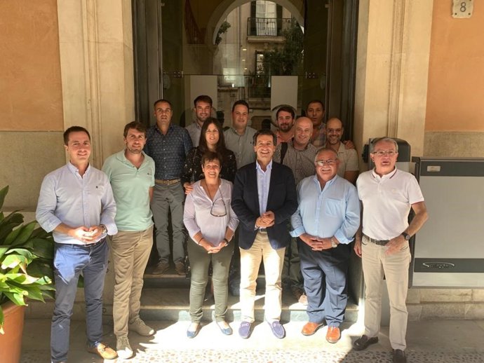 Los alcaldes del PP de Mallorca se han reunido este viernes con el portavoz del Grupo Popular en el Consell de Mallorca, Lloren Galmés, después de "la negativa" del Consell de Mallorca de aumentar un 30 por ciento el Plan de obras y servicios.