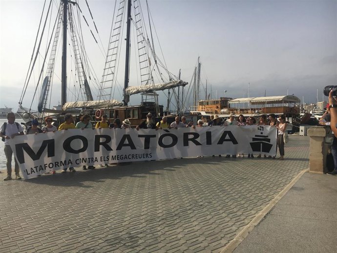 Pancarta para la moratoria de la Plataforma contra los megacruceros, en un acto llevado a cabo por el colectivo el pasado 16 de septiembre.