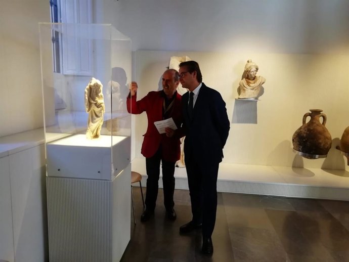 El director del Museo Arqueológico de Granada y el delegado provincial de Cultura