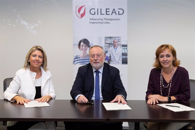 Por orden de izquierda a derecha: María Río, vicepresidenta y consejera delegada de Gilead, el Dr. Francisco Pascual, presidente de SOCIDROGALCOHOL y Marisa Álvarez, directora Médica de Gilead