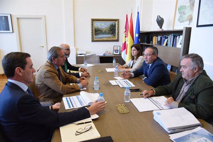 Reunión del consejero de Administraciones Públicas, Juan Alfonso Ruiz Molina, con el presidente de Cecam, Ángel Nicolás, junto a otros empresarios.