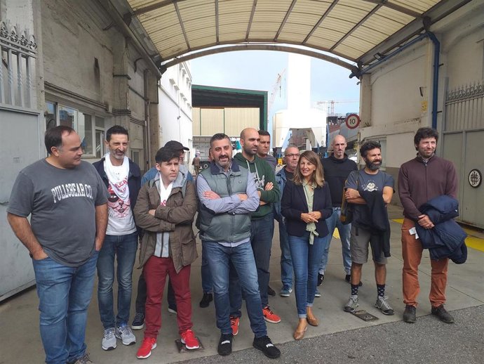 La diputada Yolanda Díaz, con delegados de CCOO del sector naval de Vigo, en la puerta del astillero Barreras