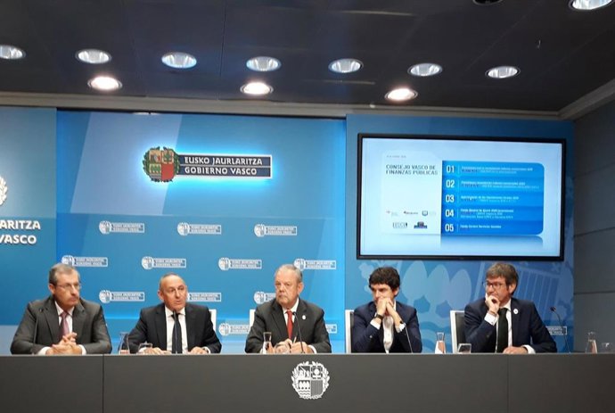 Rueda de prensa del consejero de Economía y Hacienda, Pedro Azpiazu, en Vitoria tras el Consejo Vasco de Finanzas junto a los diputado generales y al alcalde de Vitoria.