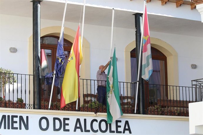 Bandera a media asta en el ayuntamiento por  el fallecimiento de un niño de siete años en Las Norias de Daza en Alcolea, (Almería) a 11 de octubre de 2019