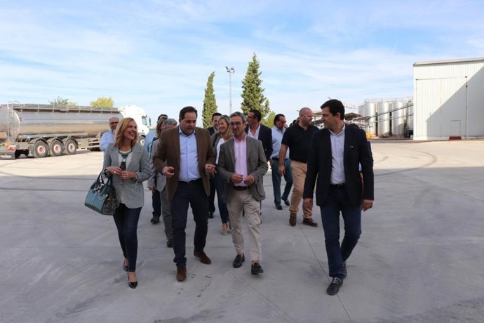 El presidente regional del PP, Paco Núñez,, visita las bodegas Los Llanos, en Valdepeñas