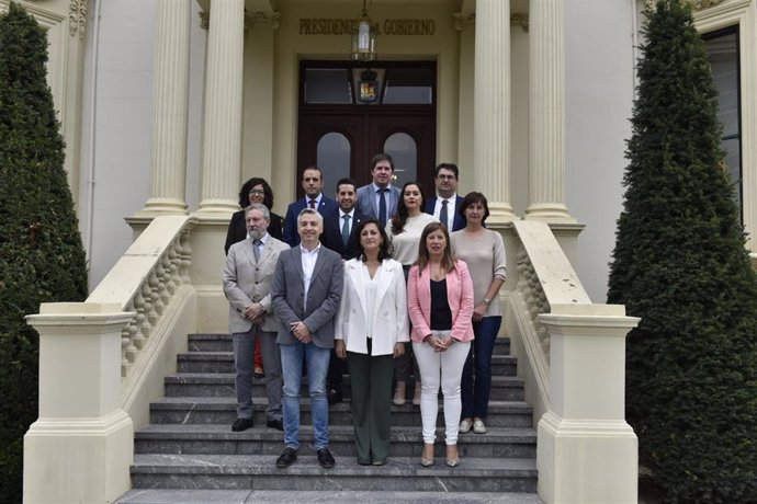 Los alcaldes de las cabeceras de comarca junto a la presidenta del Gobierno riojano, Concha Andreu