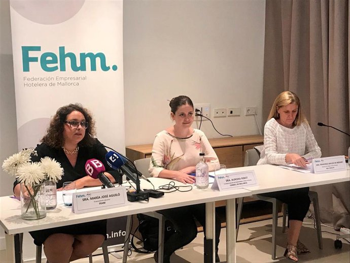 La vicepresidenta ejecutiva de FEHM, María José Aguiló (izquierda), durante la presentación del balance de datos del convenio entre la entidad y el servicio público Mac Insular.