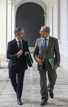 Los consejeros de Hacienda, Industria y Energía, Juan Bravo (i), y de Economía, Conocimiento, Empresas y Universidad, Rogelio Velasco (d), comparecen en rueda de prensa para presentar el proyecto de Ley de Presupuestos para 2020. En el Palacio de San Te