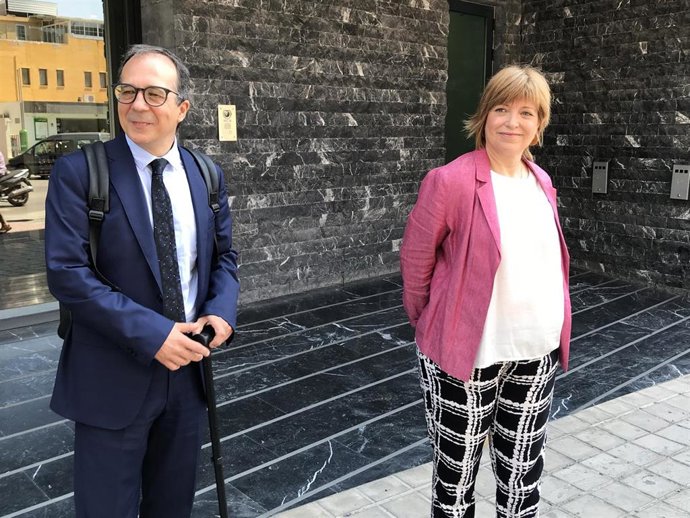 El presidente del Consejo Rector de la Corporació Valenciana de Mitjans de Comunicació (CVMC), Enrique Soriano, y la directora general de  Punt, Empar Marco, tras declarar en los Juzgados de Paterna (Valencia)