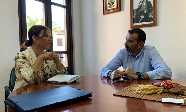 Javier Pizarro con la alcaldesa de Algar