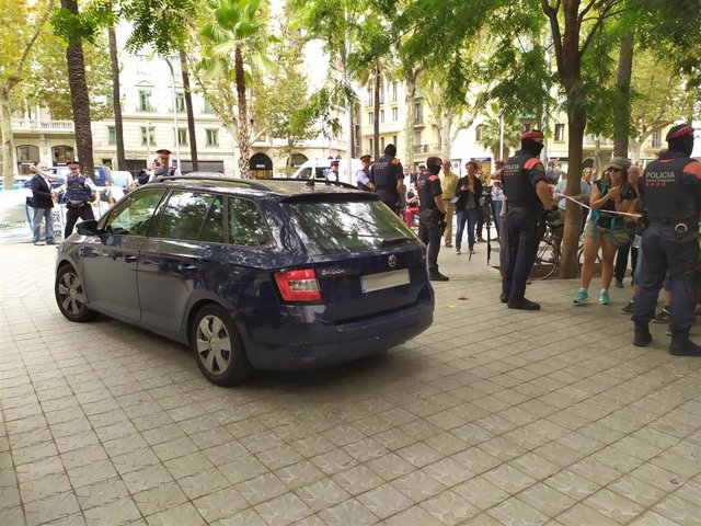 La madre de la menor de Uruguay entrega la niña a los Mossos tras una semana atrincherada