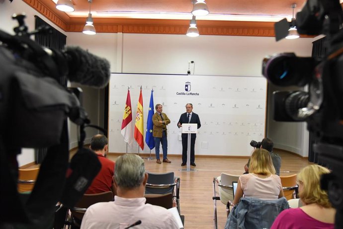 El consejero de Hacienda y Administraciones Públicas, Juan Alfonso Ruiz Molina, en una rueda de prensa junto al presidente de Cecam, Ángel Nicolás.