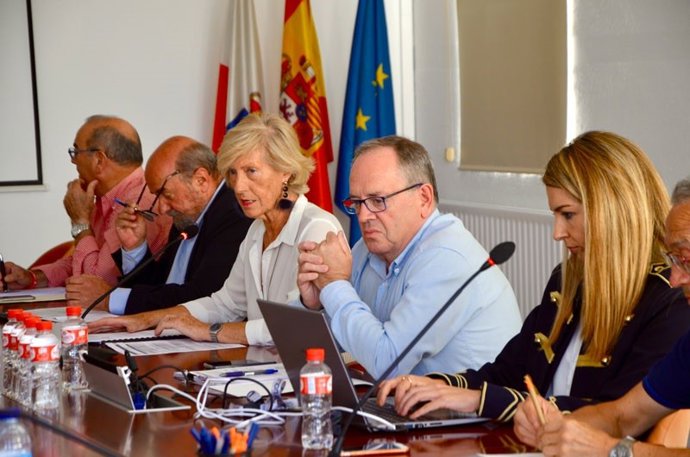 Lombó con miembros del Consejo Escolar