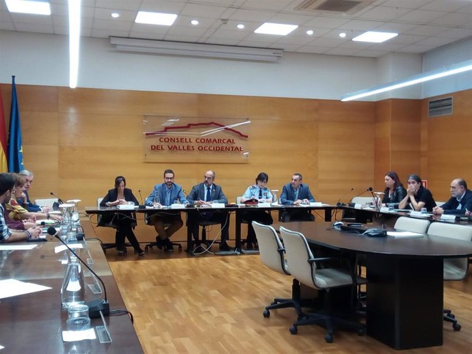 El conseller de Interior, Miquel Buch, acompañado del presidente del CCVOC, Ignasi Giménez, y la alcaldesa de sabadell, Marta Farrés