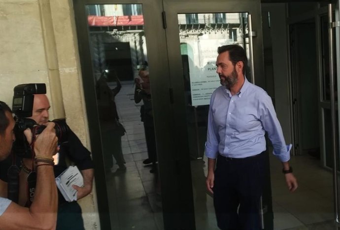 Miguel López sale de la Audiencia provincial el pasado día 30 de septiembre, tras presentarse en los juzgados como cada lunes desde su puesta en libertad.