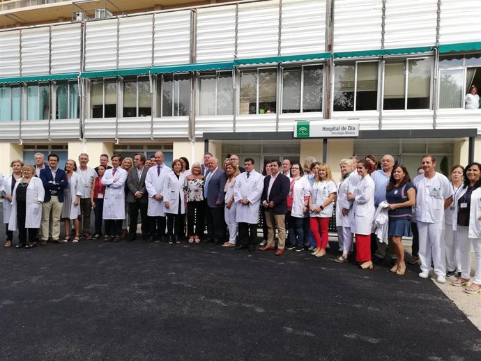 El consejero de Salud y Familias, Jesús Aguirre (centro), a las puertas del nuevo Hospital de Día de Oncología