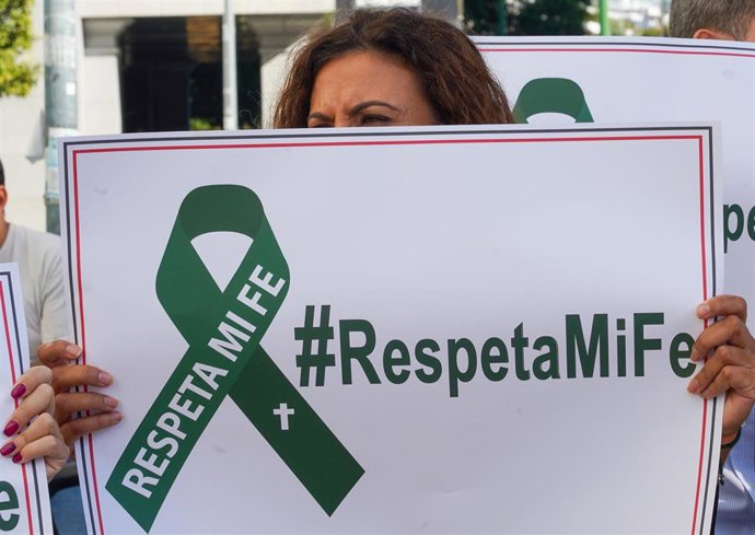 Concentración convocada en apoyo a las tres mujeres juzgadas por un delito contra los sentimientos religiosos que procesionaron con una vagina de plástico en Sevilla