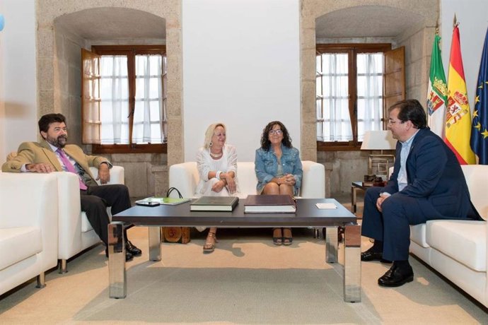 El presidente de la Junta, Guillermo Fernández Vara, durante la reunión con los sindicatos y la patronal.