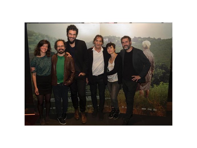 Equipo de 'O que arde' en los Cines Verdi de Barcelona con el dtor.O.Laxe en el centro y X.Font a la derecha