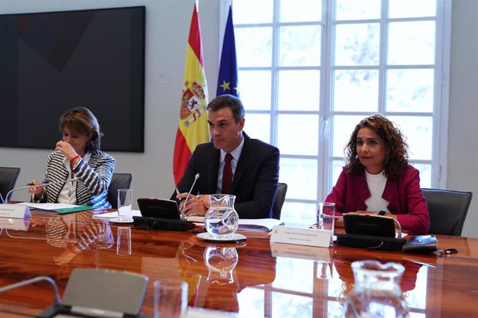 (I-D) La ministra de Justicia en funciones, Dolores Delgado; el presidente del Gobierno en funciones, Pedro Sánchez; la ministra de Hacienda en funciones, María Jesús Montero.