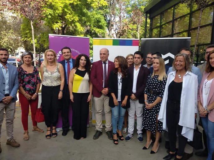 La consejera de Igualdad, Políticas Sociales y Conciliación, Rocío Ruiz (quinta por la izda.), entre el presidente de la Diputación (dcha.) y el alcalde de Córdoba, en la inauguración de Eutopía 2019