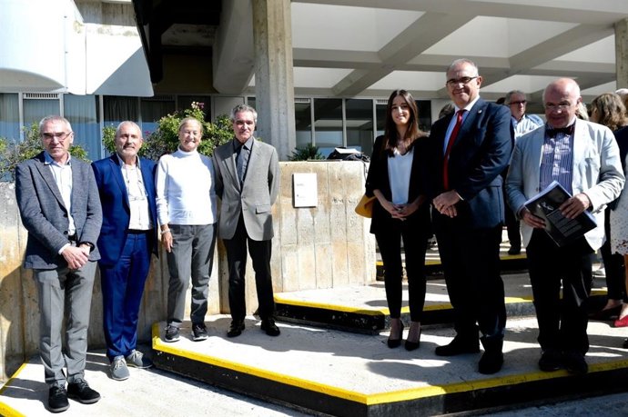 De izda a dcha: Merino, Artundo, Castiella, Chocarro, Larraya, Maya y Pozo delante de la placa colocada.