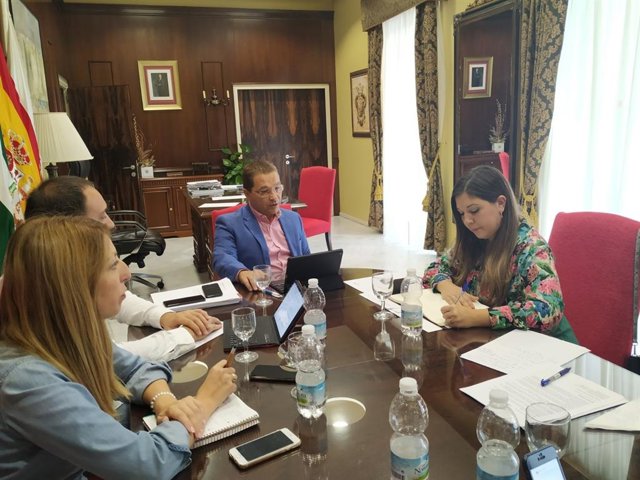 Morales (d) en la reunión con el alcalde y otros responsables del Ayuntamiento de Andújar.