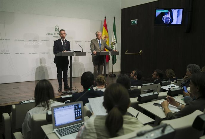 Los consejeros de Hacienda, Industria y Energía, Juan Bravo (i), y de Economía, Conocimiento, Empresas y Universidad, Rogelio Velasco (d), comparecen en rueda de prensa para presentar el proyecto de Ley de Presupuestos para 2020. En el Palacio de San Te