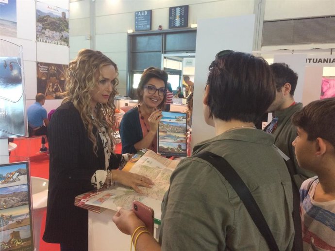 Visitantes en el expositor de 'Costa de Almería' en la feria italiana