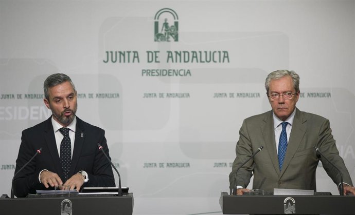 Los consejeros de Hacienda, Juan Bravo, y de Economía, Rogelio Velasco , hoy en la rueda de prensa de presentación del proyecto de Presupuestos de la Junta para 2020. 