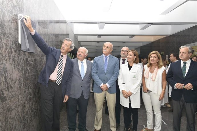 El consejero de Salud y Familias, Jesús Aguirre (segundo por la izda.), en el descubrimiento de la placa 'Docomomo'