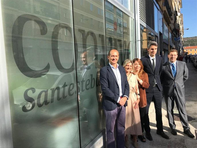 Representantes de Fundación Caja Navarra y Fundación La Caixa presentan el nuevo modelo de centro de personas mayores en la Txantrea