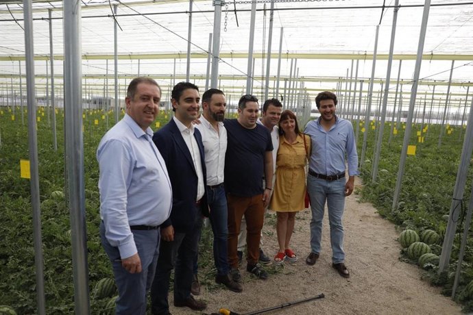 Santiago Abascal, en un invernadero de Roquetas de Mar (Almería), en una imagen de archivo durante la campaña electoral municipal, junto a actuales concejales de Vox