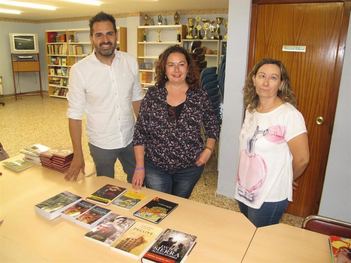 La portavoz de Ganar Teruel-IU hace su aportación a la Sala de Lectura del Barrio de San Blas.