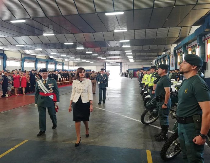 La secretaria de Estado de Seguridad, Ana Botella, pasa revista a miembros de la Guardia Civil en la Comandancia de Sevilla