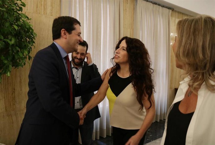 Rocío Ruiz saluda a José María Bellido en el Ayuntamiento de Córdoba.