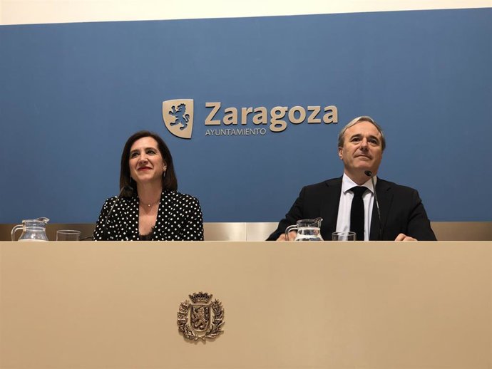 El alcalde Jorge Azcón (PP) y la vicealcaldesa Sara Fernández