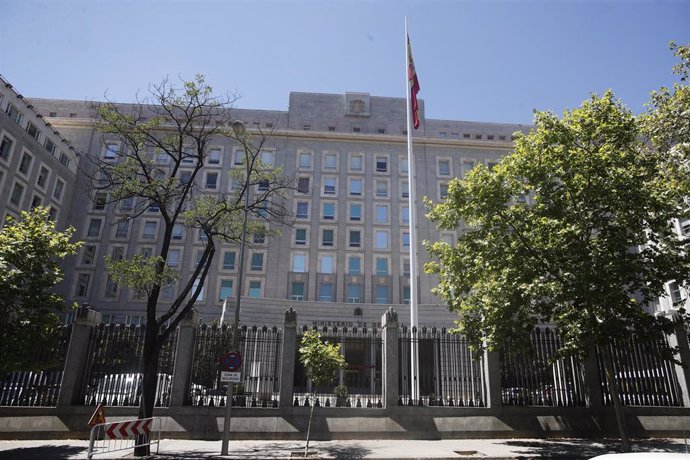 Alrededores y fachada del Ministerio de Defensa de Madrid.