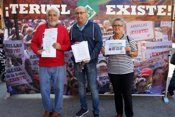 Miembros de Teruel Existe muestran documentos sobre los estudios del Corredor Cantábrico-Mediterraneo por Teruel.