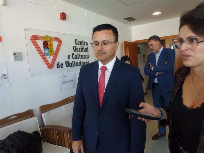 Imagen de José González hablando ante la prensa.
