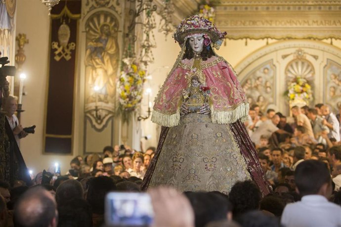 Venida de La Virgen del Rocío 2019. La Virgen del Rocío recorre las calles de Almonte.