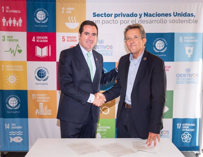 El presidente de la CEOE, Antonio Garamendi, y el presidente de la Red Española del Pacto Mundial, Ángel Pes, durante la firma del acuerdo.