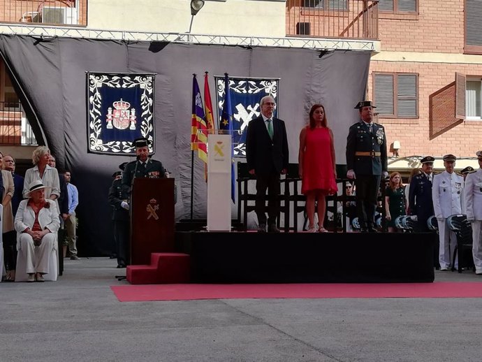 De dreta a esquerra, el coronel cap de Balears, Alejandro Hernández Mosquera; la presidenta del Govern, Francina Armengol; el delegat del Govern, Ramón Morey; i, asseguda, donya Pilar de Borbó.