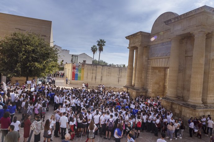 Los escolares reunidos junto al Arco del Triunfo.